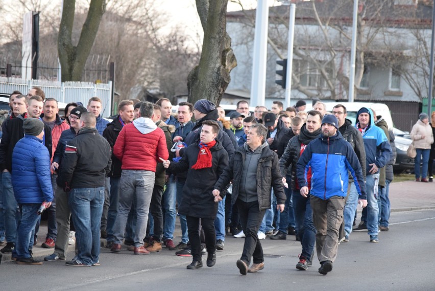 Przed meczem Raków - Legia. Tłumy kibiców i mnóstwo policji