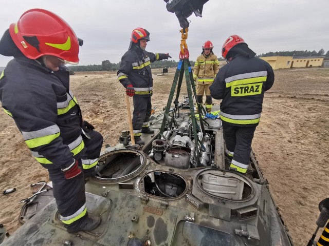 Czternaście zastępów straży pożarnej, w tym grupa techniczna z Torunia i Świecia ratuje dwóch poszkodowanych w zderzeniu gąsienicowych pojazdów wojskowych na toruńskim poligonie – tak wyglądają trwające właśnie ćwiczenia na toruńskim poligonie na lewobrzeżu. Flesz - wypadki drogowe. Jak udzielić pierwszej pomocy?