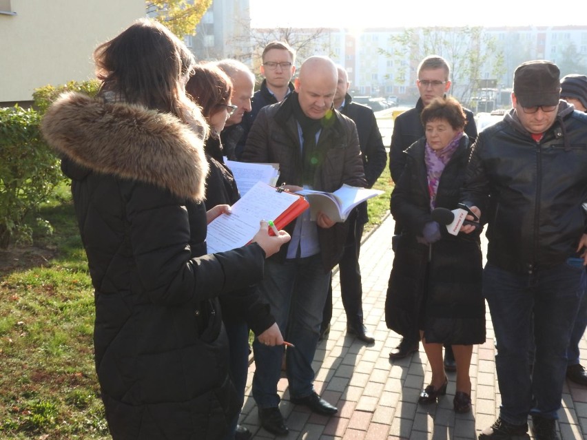 Sąd w towarzystwie m.in. biegłego oraz przedstawiciela...