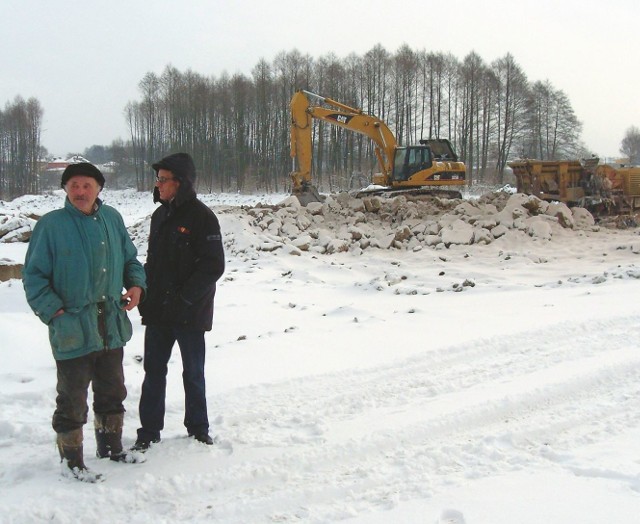 Antoni Godlewski (na zdj. z lewej) i Tadeusz Lutostański nie chcą za miedzą bloku komunalnego. Wystarczy im obwodnica.