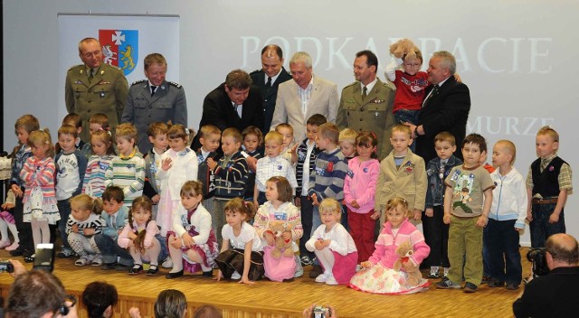 Pamiątkowe zdjęcie pięciolatków, które dzisiaj przyjechały do Przemyśla.