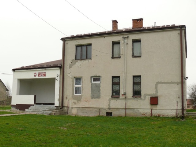 Szkoła w Obojnej, gdzie dla siedmiu uczniów pracuje trzech nauczycieli. Od nowego roku przestałaby istnieć.