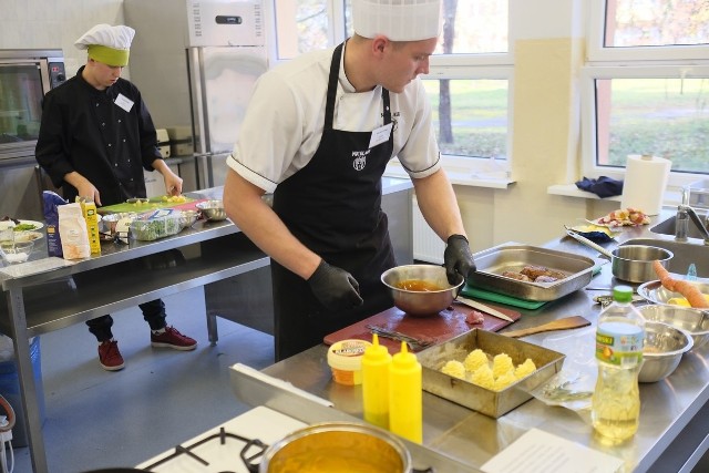 We wtorek 29 października w Zespole Szkół Gastronomiczno-Hotelarskich zorganizowano konkurs kulinarny. Uczestniczyło w nim 24 uczniów