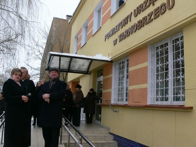 Do obejrzenia nowej siedziby podczas otwarcia zapraszała Teresa Huńka, dyrektor Powiatowego Urzędu Pracy w Tarnobrzegu. (od lewej)