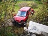 W Bydgoszczy samochód staranował barierkę. Dwie osoby trafiły do szpitala [zdjęcia]