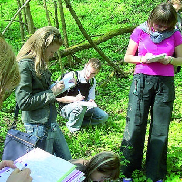 Projekt parku przygotowują studenci Wyższej Szkoły Zarządzania Środowiskiem w Tucholi. Na zdjęciu podczas pracy w terenie.