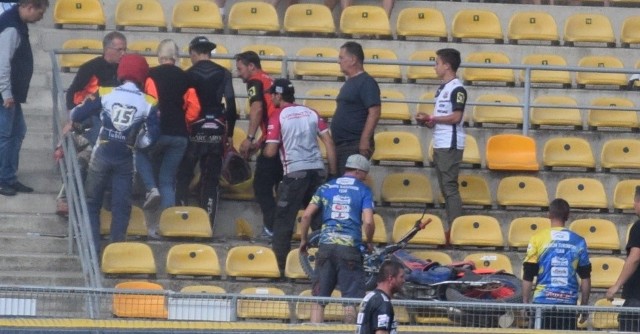 W środę (17 lipca) na stadionie im. Edwarda Jancarza wGorzowie Wlkp. doszło do koszmarnego wypadku. Zawodnik Lokomotivu Daugavpils, Artiom Trofimow wypadł za bandę i wylądował na 4 i 5. rzędzie trybun.Do wypadku doszło w 20. biegu drugiej rundy półfinałowej Drużynowych Mistrzostw Polski Juniorów. Na pierwszym wirażu tego wyścigu Michał Curzytek z Motoru Lublin wjechał w tylne koło Artioma Trofimowa z Lokomotivu Daugavpils. To spowodowało, że Łotysza podniosło do góry. Jego motocykl przeleciał przez bandę, a sam zawodnik upadł na czwartym i piątym rzędzie trybun. Konkretnie: w miejscu, gdzie zwykle zawodnicy, trenerzy i mechanicy oglądają żużlowe zmagania.Wypadek wyglądał makabrycznie! Gdy zawodnik leciał na trybuny, po drodze uderzył jeszcze Mariusza Staszewskiego, trenera Ostrovii Ostrów. - To zamortyzowało upadek - mówi Robert Kościecha, trener GKM-u Grudziądz, który w ostatniej chwili uciekł przed lecącym w trybuny zawodnikiem. Opowiada, że na sam koniec zawodnik zatrzymał się na barierkach, które wytyczają sektor dla zawodników i trenerów.Siła uderzenia zawodnika o trybuny była tak ogromna, że zniszczone zostały plastikowe krzesełka.- Takiego wypadku jeszcze na stadionie nie widzieliśmy - mówili kibice, którzy widzieli to, co działo się na torze.Łotewski zawodnik po wylądowaniu na trybunach był przytomny. Został przetransportowany do gorzowskiego szpitala. Jak przed 22.00 poinformował łotewski klub, badania nie wykazały poważnych obrażeń. Zawodnik jest jednak mocno poobijany.Zobacz też:Mural z T. Gollobem w Bydgoszczy. „Kolor złoty symbolizuje medale, jakie zdobywał w swojej karierze”Zmarł Krystian Rempała. Cegielski: Za te wypadki odpowiedzialne są władze światowego żużla