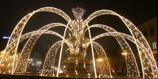 W ubiegłym roku fontanna na Rynku Kościuszki została tak przystrojona po raz pierwszy. W tym roku ponownie otrzyma taką samą iluminację