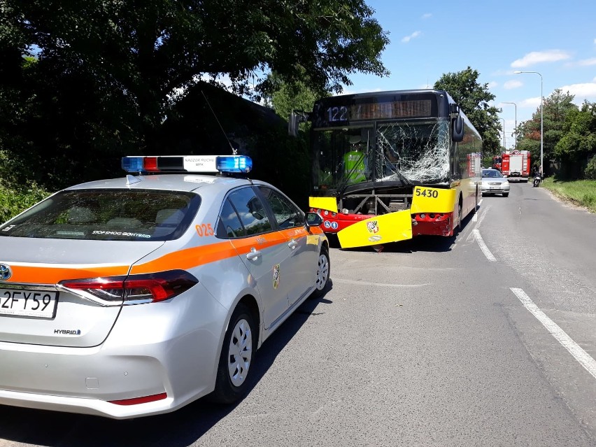 Czołowe zderzenie autobusu MPK z toyotą yaris