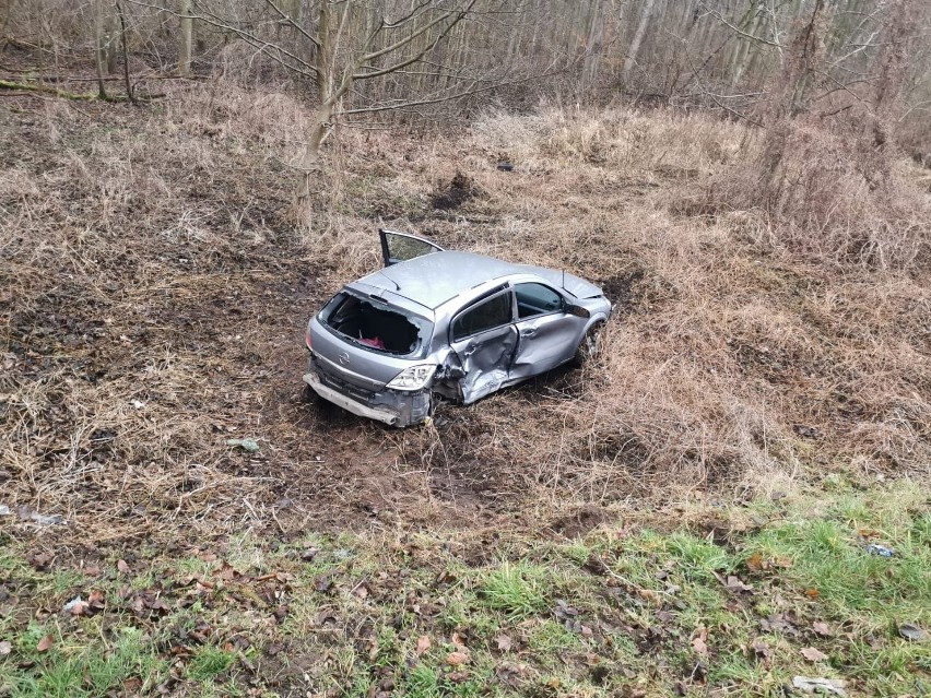 Poważny wypadek na DK11 w Kołobrzegu. Poszkodowany trafił do szpitala [zdjęcia]