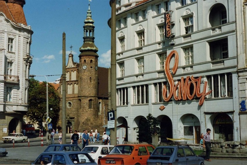 "Savoy" jeszcze z neonem. Rok 1990.