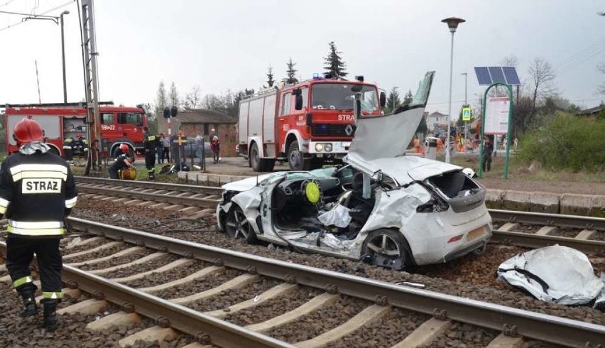 Pamiątkowo: Samochód wjechał pod pociąg. Dwie osoby ranne...