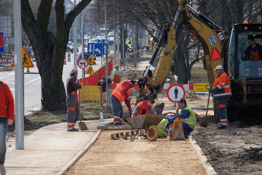 W ramach przebudowy ulicy Pogodnej trwa budowa nowej ścieżki...