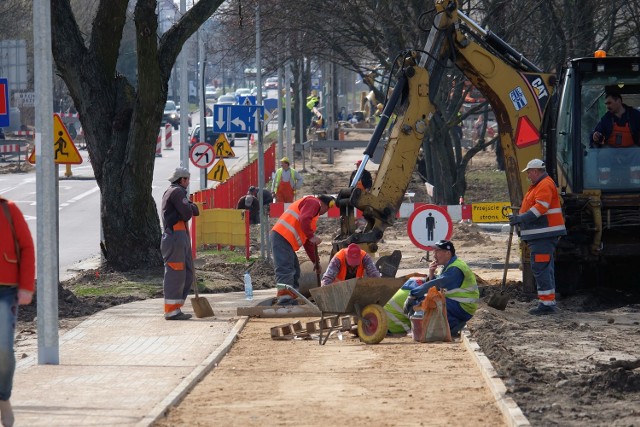 W ramach przebudowy ulicy Pogodnej trwa budowa nowej ścieżki rowerowej i chodników. Przebudowane zostanie również skrzyżowanie ulic Bema i Kisiela. 