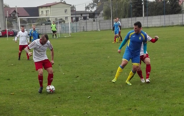 Fragment meczu w Piaskach, pomiędzy Piaskowianką, a Wisłą Nowy Korczyn. Z prawej zawodnik gospodarzy Damian Szmalec 