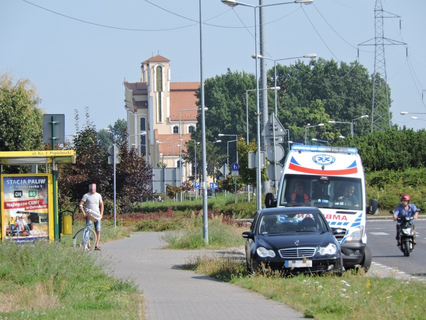 Ostrołęka. Potrącenie rowerzystki na przejściu dla pieszych przy rondzie na al. Jana Pawła II