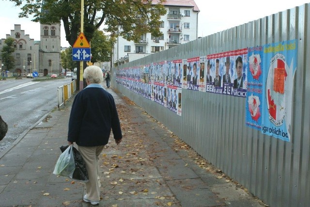 Wczoraj na płocie wzdłuż ulicy Grunwaldzkiej jeszcze wczoraj wisiały.