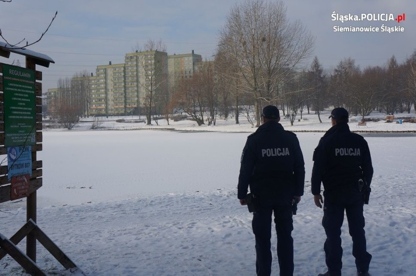 Policjanci z Siemianowic Śląskich uratowali 43-letniego mężczyznę. Chciał utonąć w stawie Brysiowym, z wody wyciągnęła go kobieta