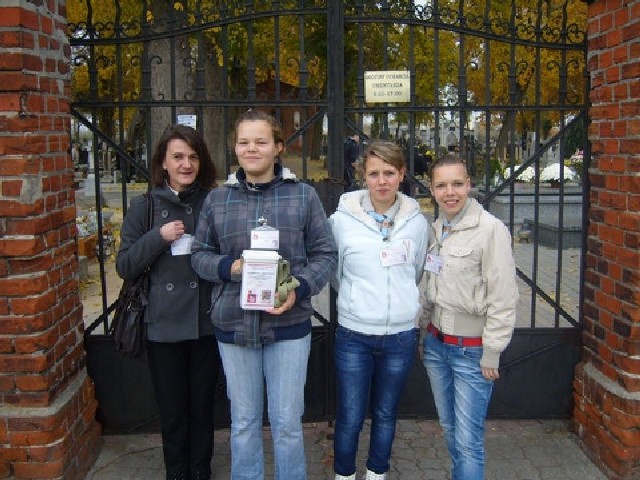 W Strzelnie kwestowała też grupa harcerzy i wychowanek z SOSW w Strzelnie (od prawej: Róża Lebelt, Rozalia Lebelt, Beata Bajer z opiekunką Aleksandrą Łykowska. 