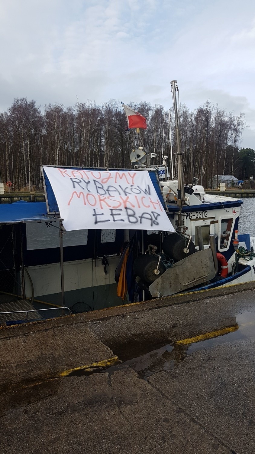 W Łebie protestowali rybacy i przetwórcy. Domagają się wypłaty rekompensat w związku z zakazem połowu dorsza [zdjęcia, wideo]