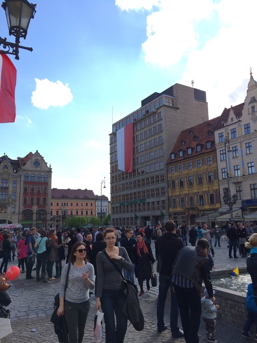 Na wrocławskim Rynku zawisła 16-metrowa flaga (ZDJĘCIA)