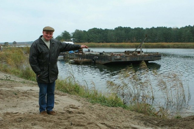 - Teren nabrzeża oraz jakieś 30 metrów od brzegu samego akwenu jest czysty. Daję za to swoją głowę - zapewnia Roman Kuchciński, kierownik robót podwodnych firmy Minex. - Dziewięćdziesiąt procent prac podwodnych wykonałem sam.