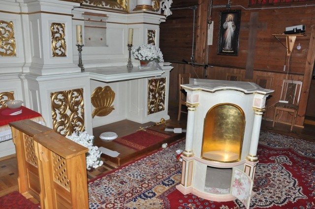 We wnętrzu tabernakulum znajdowały się trzy naczynia liturgiczne z przechowywanym w nich Najświętszym Sakramentem.