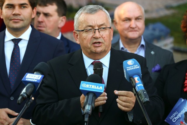 Minister Infrastruktury Andrzej Adamczyk na wyborczym spotkaniu z prezydentem Lucjuszem Nadbereżnym