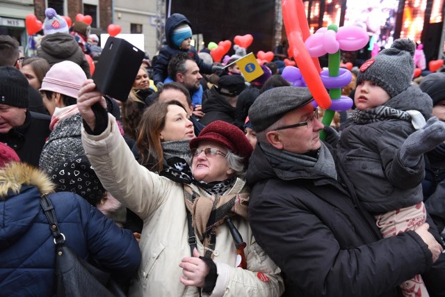 Mimo tragicznych wydarzeń w Gdańsku, Wielka Orkiestra Świątecznej Pomocy jak co roku spełniła swoją rolę. Na jej koncie są ponad 92 mln zł, a to jeszcze nie koniec. Wszystkie te pieniądze zostaną przeznaczone na zakup najnowocześniejszego sprzętu dla specjalistycznych szpitali pediatrycznych w całym kraju. Będą to m.in. tomografy komputerowe, rezonansy magnetyczne, ultrasonografy i echokardiografy. Pomogą ratować życie najciężej chorych dzieci. SZCZEGÓŁY I KULISY ZBIÓRKI W TORUNIU NA KOLEJNYCH STRONACH >>>>Zobacz także:Tak wyglądał finał WOŚP w ToruniuNowosciTorun