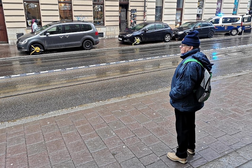 Kraków. Prawdziwy „pogrom” Straży Miejskiej na ul. Piłsudskiego. Blokady na kołach, mandaty do zapłacenia [ZDJĘCIA]