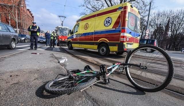 Bernardyńska wypadek rower i opelRowerzystka wypadek pasy