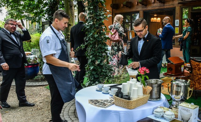 W ramach Bydgoskiej Niedzieli Handlowej 11 sierpnia o godz. 11 restauracja Weranda już po raz trzeci zaprasza na śniadanie na trawie w parku Kazimierza Wielkiego. Warto zabrać ze sobą koce, koszyki piknikowe, chociaż o przysmaki nie trzeba się martwić - zestawy śniadaniowe jak zawsze przygotują restauratorzy. A ponieważ sierpniowa Bydgoska Niedziela Handlowa odbywa się pod hasłem Malarstwo i Fotografia, dlatego szef kuchni  zainspirowany dziełami Pabla Picassa i Salvadora Dali przygotuje śniadanie w hiszpańskim stylu. Będzie tatar guacamole ze świeżą kolendrą oraz chilli, warzywna salsa pomidorowa na cykorii ze smażonymi kaparami oraz tradycyjne nachos. Do każdego zestawu świeżo pieczony w restauracji chleb i woda mineralna. Cena zestawu: 15 zł.  Lato wolnej miłości - happening na Wyspie Młyńskiej