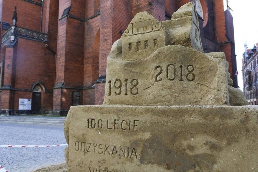 Nowa rzeźba Piłsudskiego w centrum Legnicy na stulecie niepodległości [ZDJĘCIA]