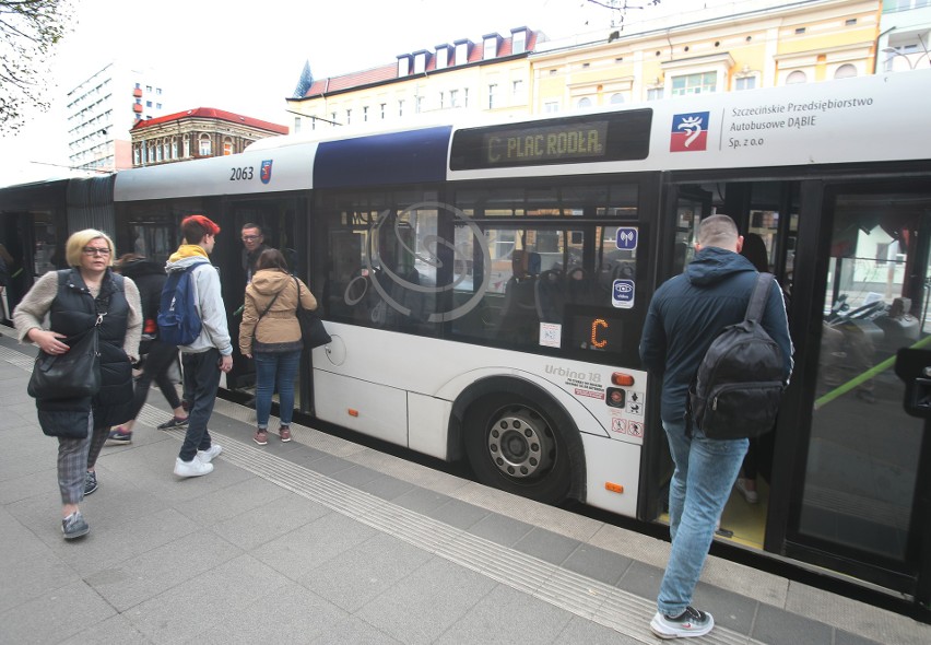 Komunikacja miejska w Szczecinie. Czy autobusy linii C powinny kursować częściej? Tak uważa część pasażerów. Co na to miasto?