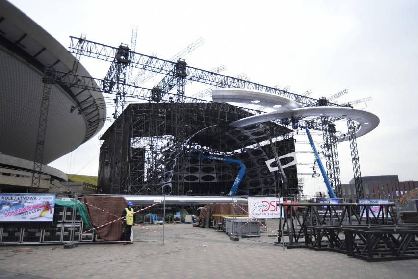 Sylwester 2015 Katowice - budowa sceny pod Spodkiem