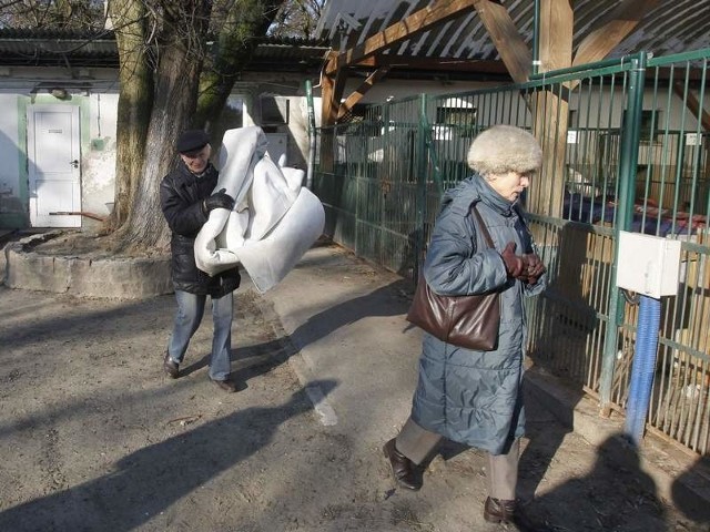 Pani Barbara Kuśmierek i jej mąż Jacek podarowali czworonogom ze szczecińskiego schroniska wykładzinę. - Została nam po remoncie mieszkania. Nigdzie już nie pasuje &#8211; mówi pani Barbara z os. Reda. &#8211; Usłyszeliśmy o akcji w schronisku i postanowiliśmy ją przynieść. Jest podbita filcem, na pewno przyda się do ocieplenia bud. Podarowaliśmy też stare ręczniki. Nie mamy zwierząt, bardzo chciałabym wziąć psa ze schroniska. Cały czas z mężem to rozważamy.