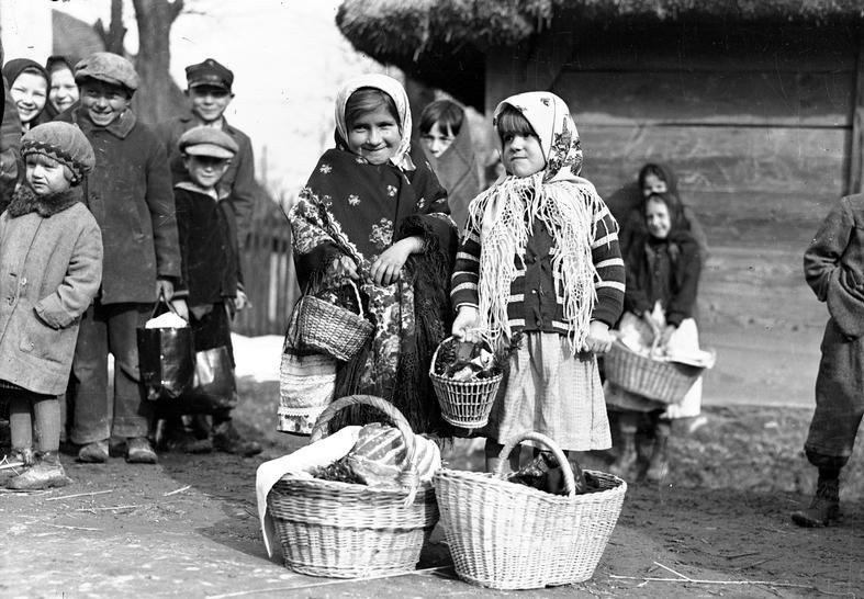 1937 rok. Dziewczynki z koszami ze święconką w Tomaszowicach
