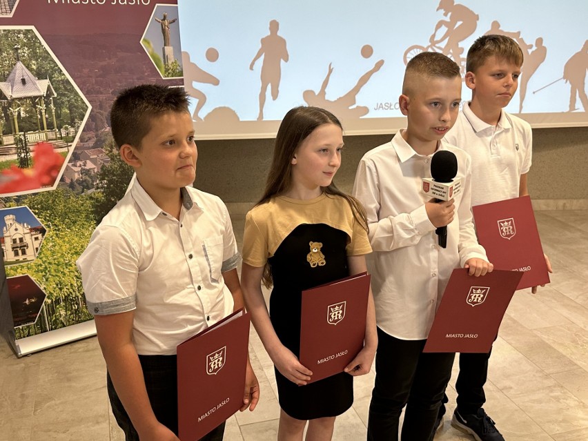 Burmistrz Jasła nagrodził lokalnych sportowców za sukcesy w 2022 r. [WIDEO, ZDJĘCIA]