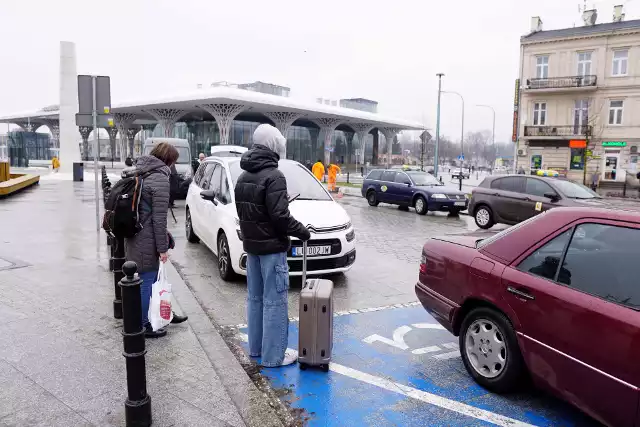 Wraz z otwarciem nowego Dworca Metropolitalnego w okolicach PKP zmieniła się nieco organizacja ruchu. Parking pod Dworcem Głównym PKP, na którym niegdyś mieściło się na spokojnie kilkanaście samochodów i na który wjeżdżały autobusy zastąpiła strefa Kiss&Ride - miejsce w którym zatrzymać się można na góra trzy minuty.