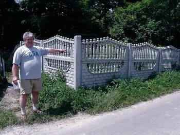 Leszek Pałka pokazuje ogrodzenie, które nakazano mu rozebrać. Uważa, że wybudował je zgodnie z prawem. Fot. Magdalena Uchto