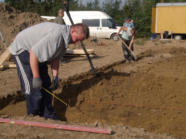 W skład nowego kompleksu sportowego wchodzą: boisko piłkarskie z zieloną syntetyczną nawierzchnią o wymiarach 30 x 62 metry ogrodzone siatką do wysokości czterech metrów.