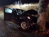 Kopijki. Wypadek w świąteczną niedzielę. BMW uderzyło w drzewo (zdjęcia)