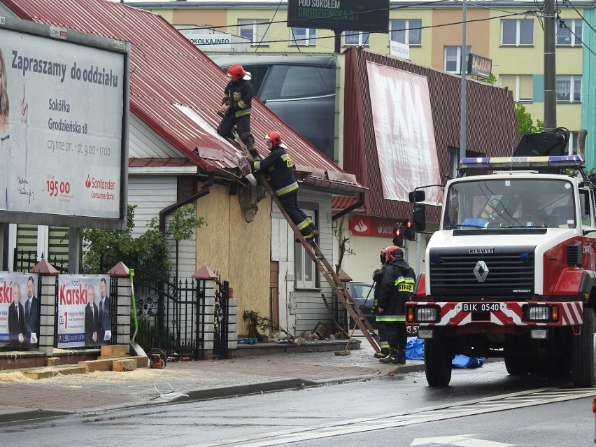 Sokółka. Wypadek wozu straży pożarnej. Budynek, w który wjechał pojazd gaśniczy, nie nadaje się do zamieszkania [16.05.2019]