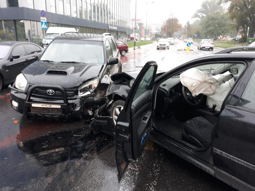 Wypadek na skrzyżowaniu ulicy Strzegomskiej i Śrubowej