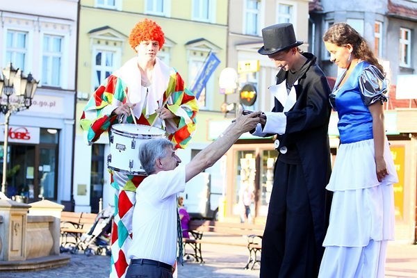 Wiceburmistrz Jan Zieliński wręcza aktorom klucze do bram miasta