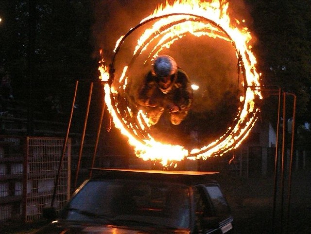 Widowiskowy numer &#8211; skok z pędzącego auta przez cztery płonące obręcze.