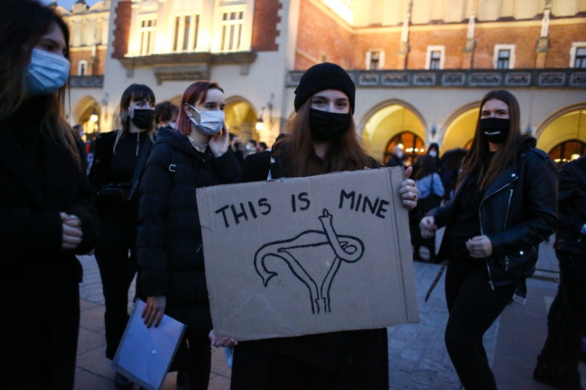 Kraków. "To jest wojna". Wielotysięczny tłum protestował na Rynku Głównym, następnie odbył się przemarsz [ZDJĘCIA] 