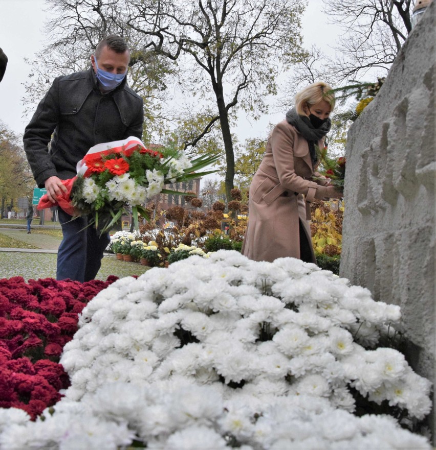 Z okazji Święta Niepodległości pod pomnikiem Powstańców...