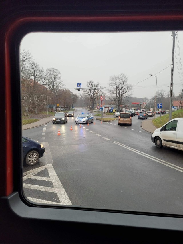 Z samochodu ciężarowego olej napędowy wylewał się na jezdnię. Droga nr 35 pod Wrocławiem zablokowana