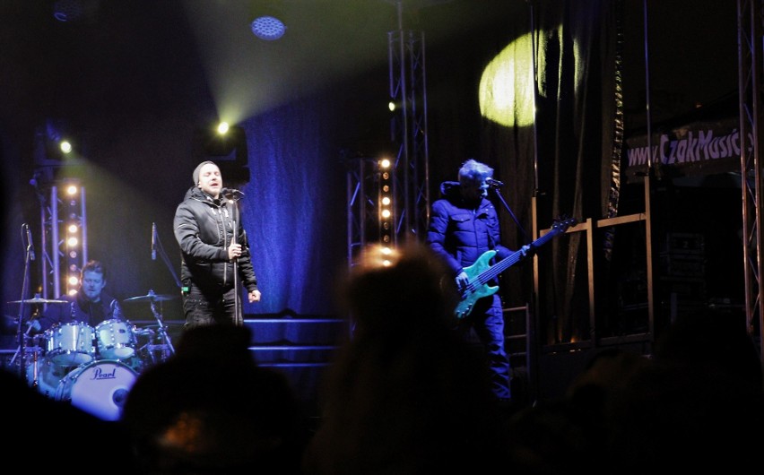 Piotr Kupicha z zespołem Feel i Storo zagrali w Tarnobrzegu. Finałowy koncert "Choinki Życzeń" na Rynku sprawił dużą radość. Zobacz zdjęcia 